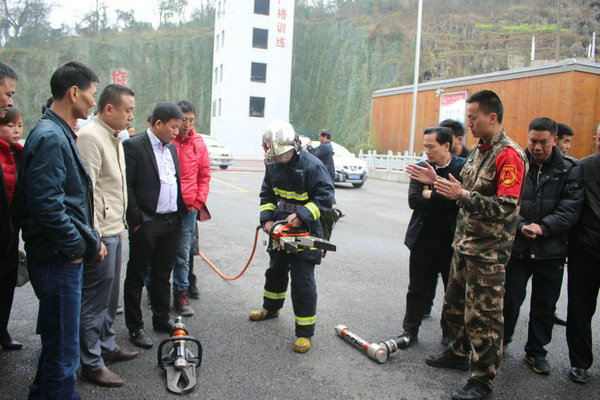 贵州贵阳白云消防站对外开放 企业员工零距离学消防