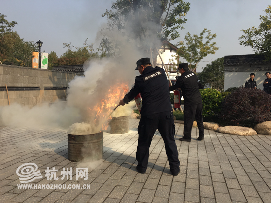 浙江杭州：“迷你”消防车体积虽小 五脏俱全 还可以走街串巷