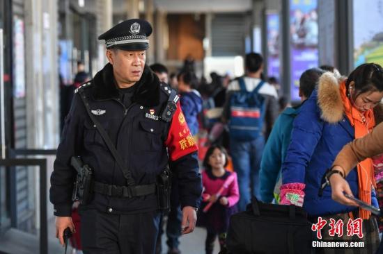 广州警察执勤全面配备执法记录仪