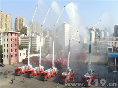 云南昆明消防举行石油化工重型作战编队车辆列装仪式