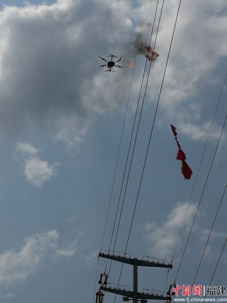 福建莆田首用无人机喷火装置清除输电线路异物