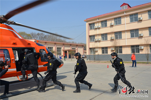 威武！河北沧州特警首次动用救援直升机参与实战演练