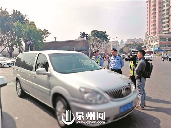 福建泉州启用电子警察抓拍查处开车接打手机 首日近百人被罚