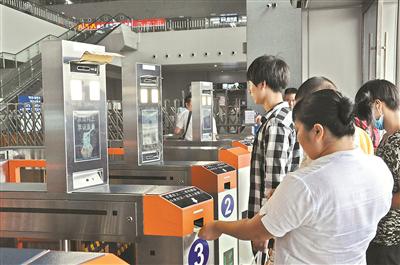 广东东莞东站启用自助验票机 刷脸就可以进站(图)