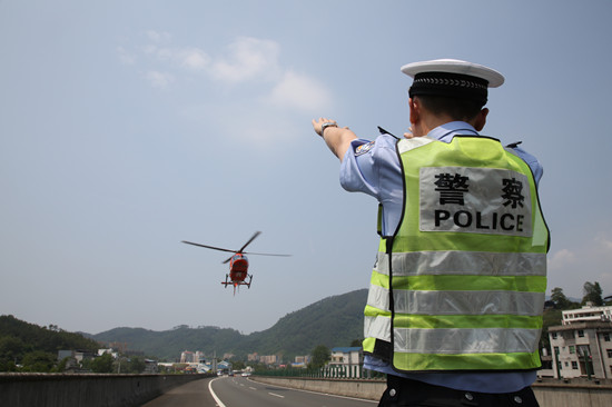福建南平高速交警支队开展高速公路直升机应急救援培训(图)
