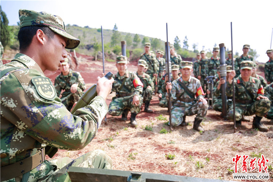 驻云南武警某部火力中队开展迫击炮实弹射击训练(图)