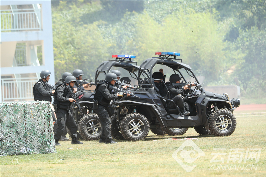 警用直升机、狙击步枪及各类警种纷纷亮相 昆明警方举行南博安保实战演练(组图)