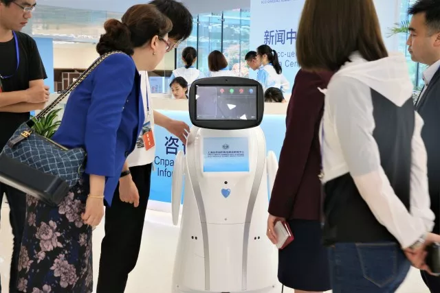 “你好，我是机器人六六，欢迎光临上合青岛峰会新闻中心…”(组图)