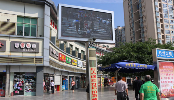 四川省巴中市首次安装“行人闯红灯自动抓拍系统” 闯红灯将被曝光(图)