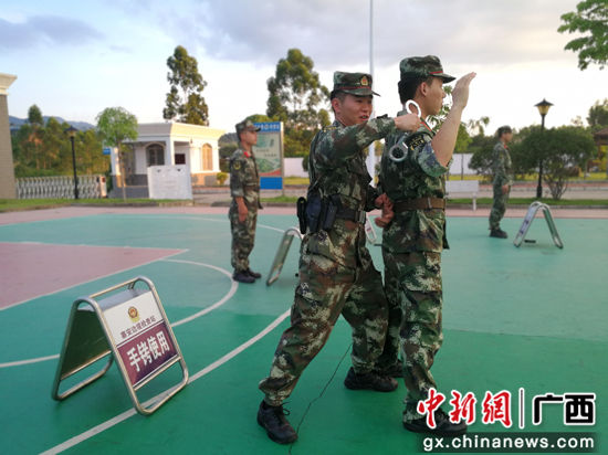 广西崇左边防官兵强化警务实战技能训练(组图)