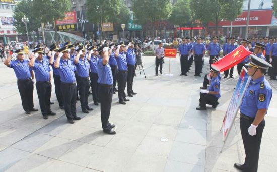 湖北钟祥举行城管执法队伍换装仪式