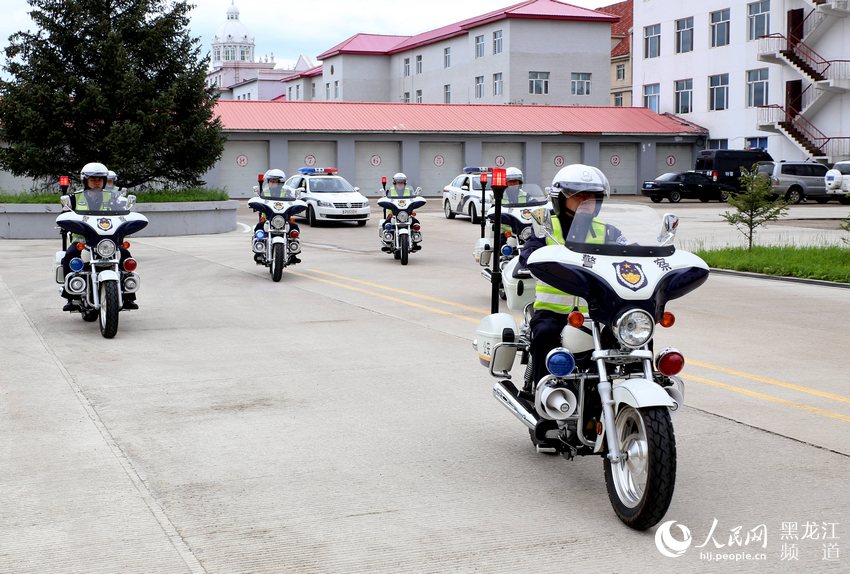 黑龙江漠河市公安局举行警用摩托车发放仪式(组图)
