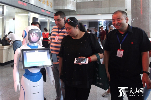 新疆法院系统引进第一台智能导诉机器人