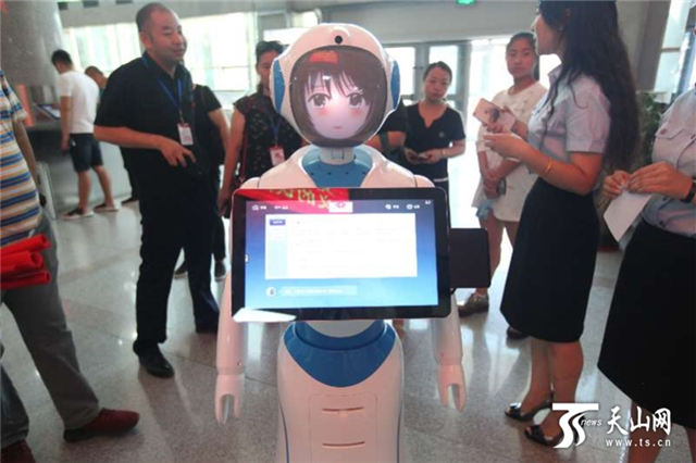 新疆法院系统引进第一台智能导诉机器人
