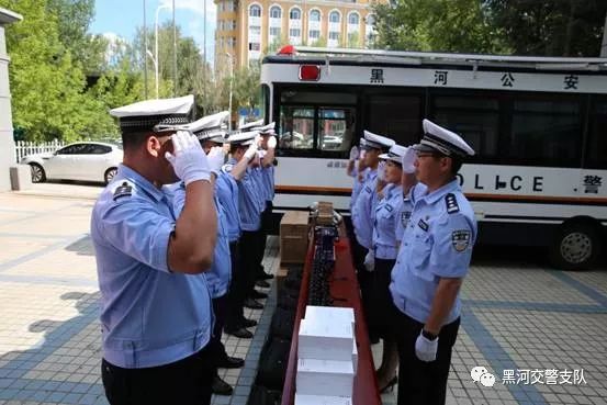 黑龙江黑河公安交警支队举行警用装备发放仪式(组图)