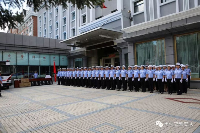 黑龙江黑河公安交警支队举行警用装备发放仪式(组图)