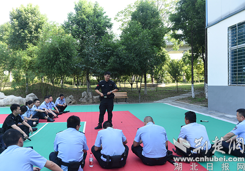 警务保障部组织湖北襄阳市区公安机关 开展新型公安单警装备培训(组图)