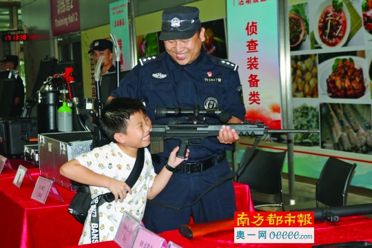 广东江门警营开放日 酷炫警用设备迷住港澳“小警员”(图)