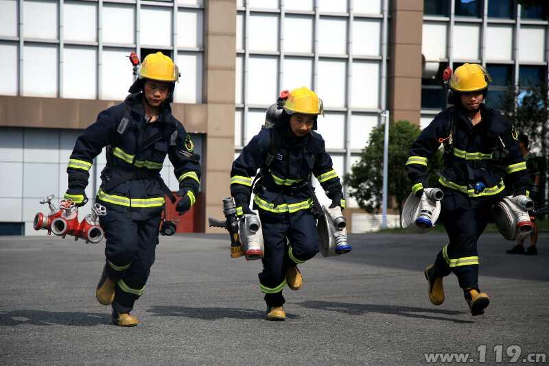 40℃高温下 重庆市长寿消防员全身披挂苦练(组图)