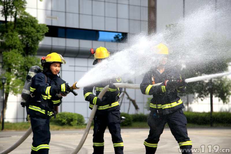 40℃高温下 重庆市长寿消防员全身披挂苦练(组图)