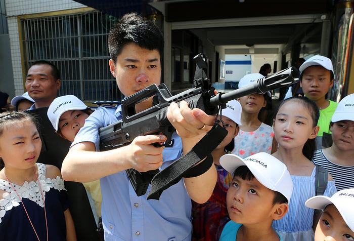 陕西西安：小学生走进派出所参观体验 观摩警用设备 学习自救知识(图)