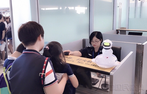 天津机场“安检小卫士”亮相 让服务更加智能化(图)