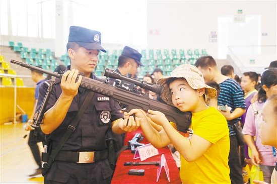广东恩平公安局举办开放日活动 警用装备让市民大开眼界(图)