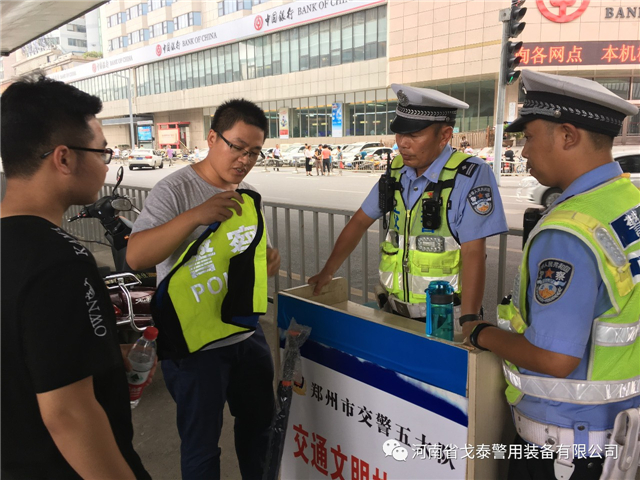 戈泰装备组织人员走进杨华民交通示范岗让交警同志体验警用降温产品(组图)