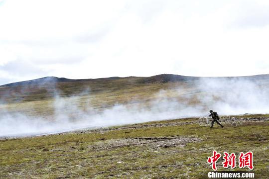 西藏军区边防某团开展装甲步兵实弹演练(组图)