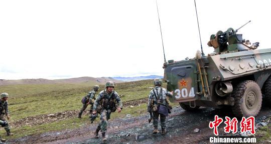 西藏军区边防某团开展装甲步兵实弹演练(组图)