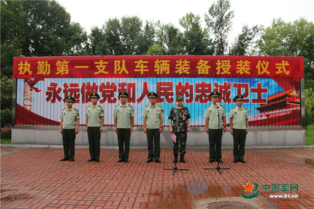 武警天津市总队执勤第一支队隆重举行授装仪式(组图)