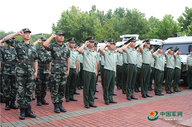 武警天津市总队执勤第一支队隆重举行授装仪式(组图)
