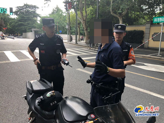 江苏南京：小伙骑“警用摩托车”佩一身“警械装备” 被真警察拘留(组图)