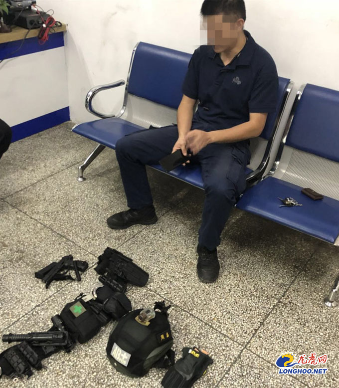 江苏南京：小伙骑“警用摩托车”佩一身“警械装备” 被真警察拘留(组图)