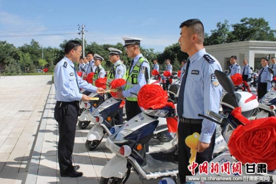 甘肃古浪县公安局举行警务电动车发放仪式(组图)