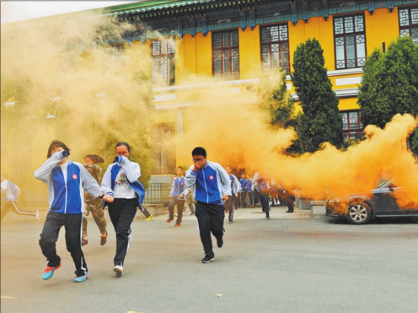 黑龙江哈尔滨市中学生消防安全演练举行(图)