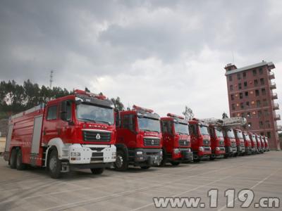 云南省玉溪市举行消防车辆装备配发仪式(组图)