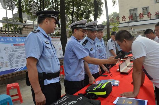 广西合浦举办警营开放日活动 构建和谐警民关系(组图)