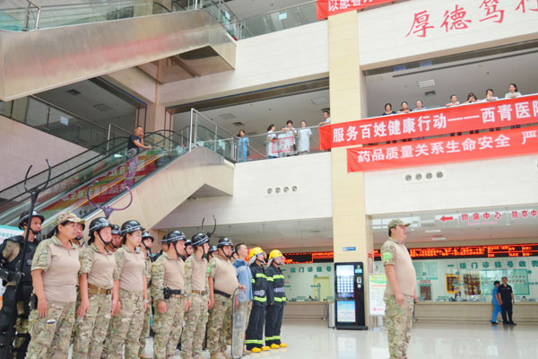 天津西青医院开展反恐防暴和消防安全应急演练(组图)