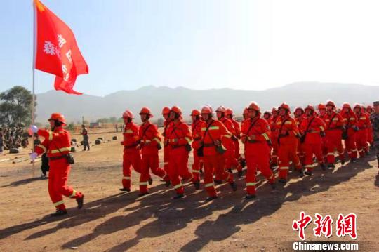 千余森林消防专业队员在山西潞城上演精彩实战演练(组图)