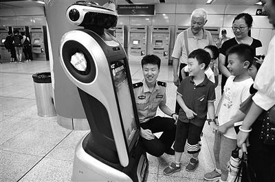 南京地铁智能警务机器人来了 查询引路一键报警等很便民(图)