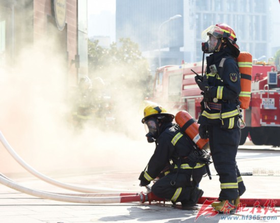 合肥举办高层建筑灭火救援演练 78米高云梯车、消防机器人悉数亮相(组图)