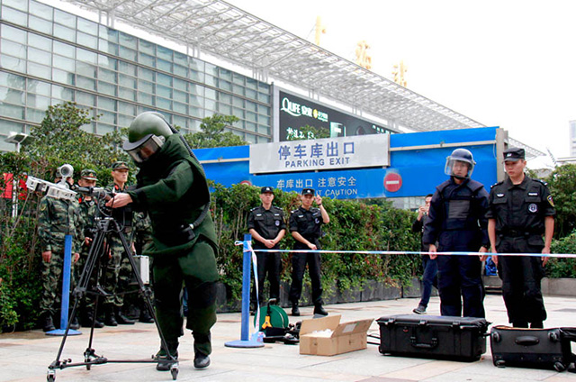 上海铁警开展可疑爆炸物品警情演练 检验应急处突能力(组图)