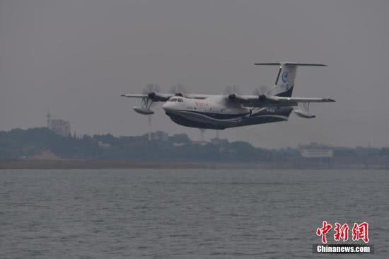 “鲲龙”AG600水上首飞成功 空中应急救援有了“多面手”(图)