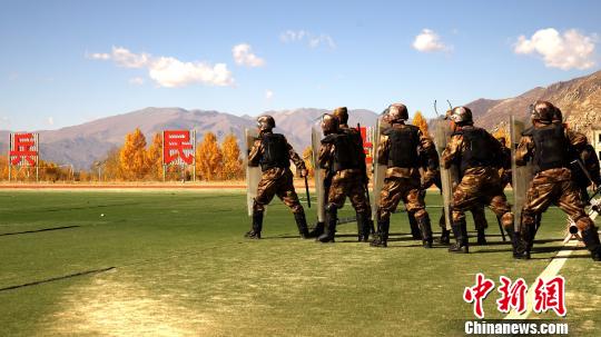 西藏拉萨市城关区70余名民兵参与反恐演习(组图)