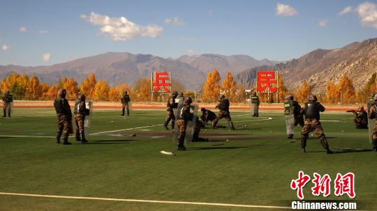 西藏拉萨市城关区70余名民兵参与反恐演习(组图)