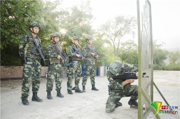 深秋时节，武警北京某部掀起军事训练热潮(组图)