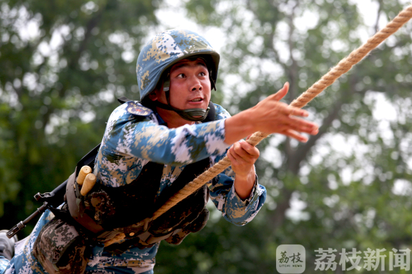 海軍陸戰隊某旅偵察營開展野外強化訓練(組圖)