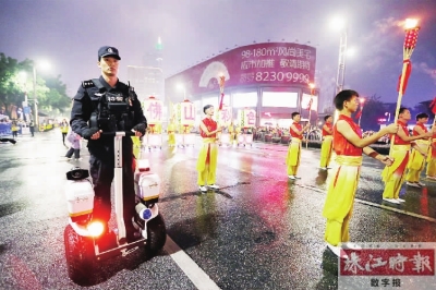 禅城超2800人次警力护航秋色巡游 首次启用警用平衡车巡逻(图)
