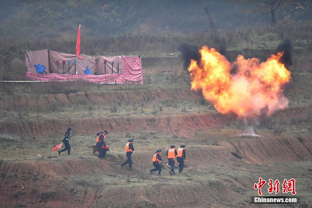 中部四省公安特警红蓝对抗反恐实战演练在湖北举行(组图)
